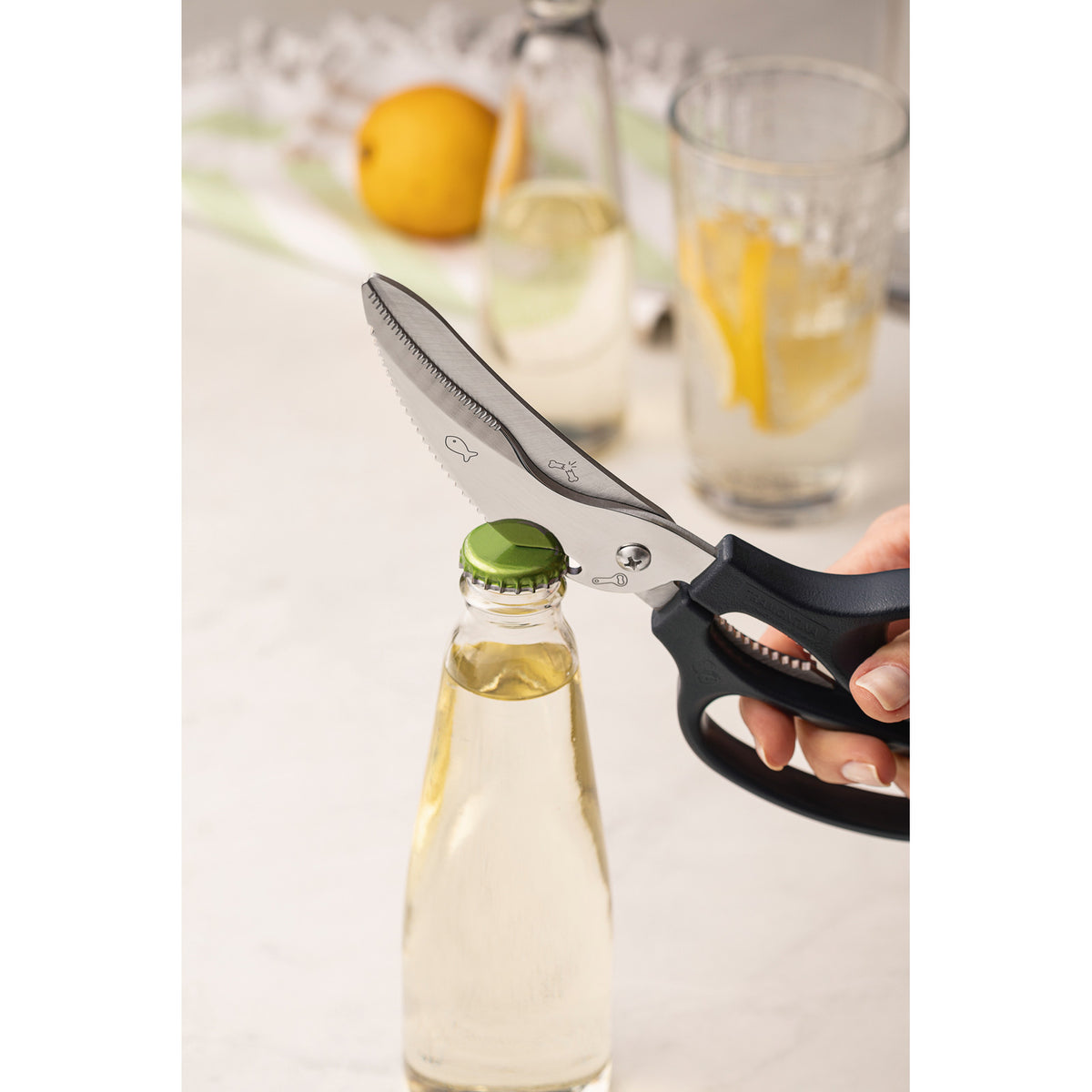 Black Tramontina India carving scissors with stainless-steel blades and polypropylene handle, 20 cm (8 inches) long.