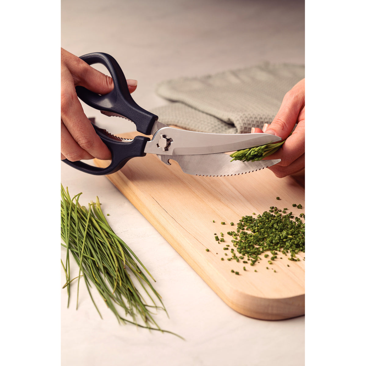 Black carving scissors with stainless-steel blades and polypropylene handle, 20 cm (8 inches), Tramontina India tool.